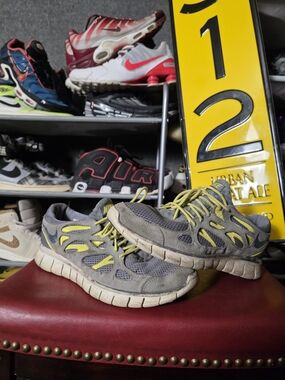 🔥 Nike Gray and Yellow Men’s Athletic Running Shoes Size 9.5